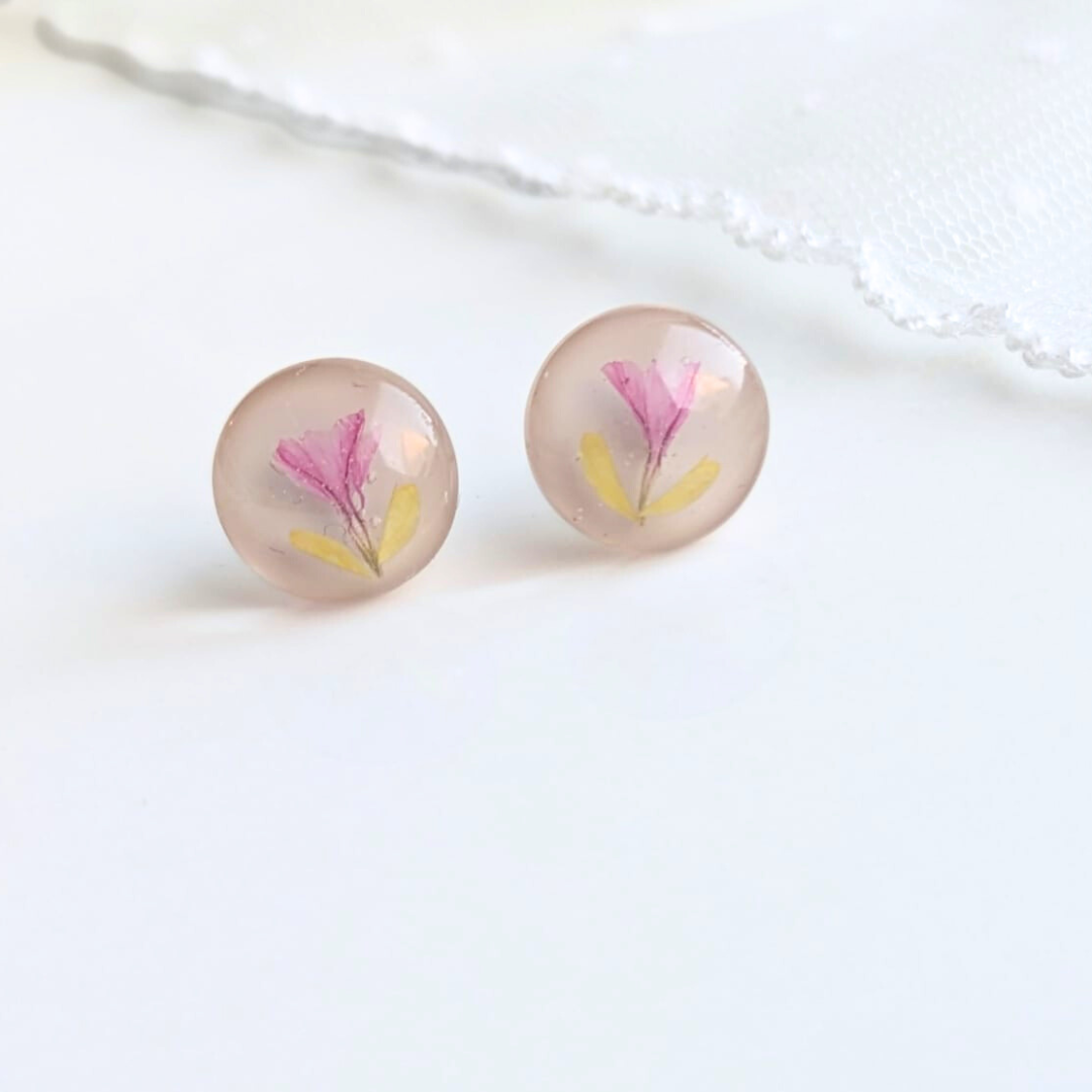 Handgefertigte Ohrstecker mit echten Blumen – Runde Resin-Ohrringe im sanften Sandton, 1 cm, hypoallergener Edelstahl
