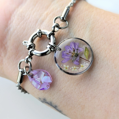 Armband mit Ankerverschluss – handgefertigtes Armband mit echten Blüten und Perlmutt, silberfarben