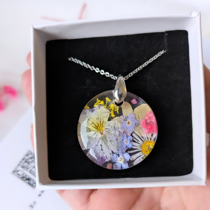 Handgefertigte Halskette mit echten Blüten in Epoxidharz, Runder Anhänger 3,5 cm, Edelstahlkette 45 cm