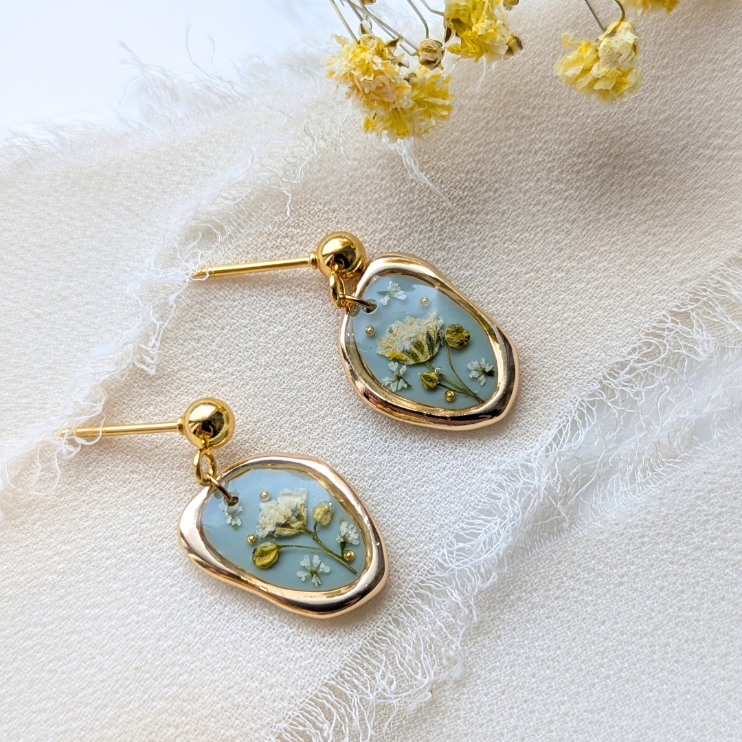 Handgefertigte Ohrringe mit echten Blüten, 2,3 cm, Gold-Perlen, Hypoallergener Edelstahl