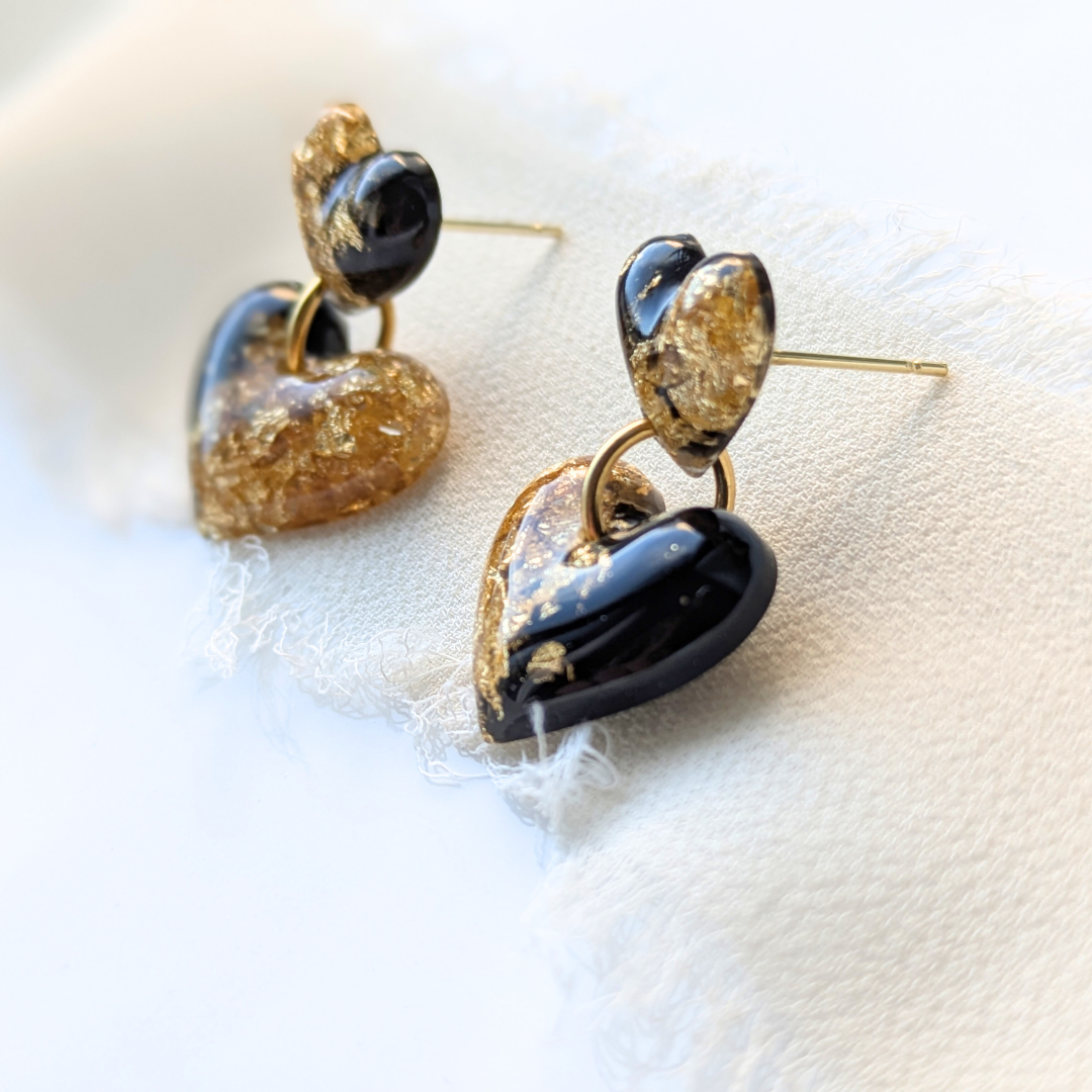 Handgefertigte Herz-Ohrringe, Schwarz-Gold mit Blattgold, 2,5 cm, Edelstahl-Verschluss