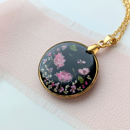 Handgefertigte Blumen-Halskette, 2,5 cm Epoxidharz-Anhänger, 45 cm Edelstahlkette, Goldfarben, Echte Blüten auf Schwarz