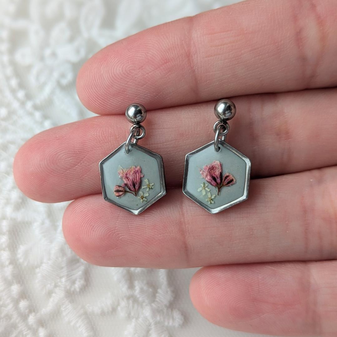 Handgefertigte Hexagon-Ohrringe mit echten Blumen, 2,1 cm, Hypoallergener Edelstahl, Grün-Rosa