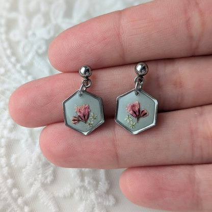 Handgefertigte Hexagon-Ohrringe mit echten Blumen, 2,1 cm, Hypoallergener Edelstahl, Grün-Rosa
