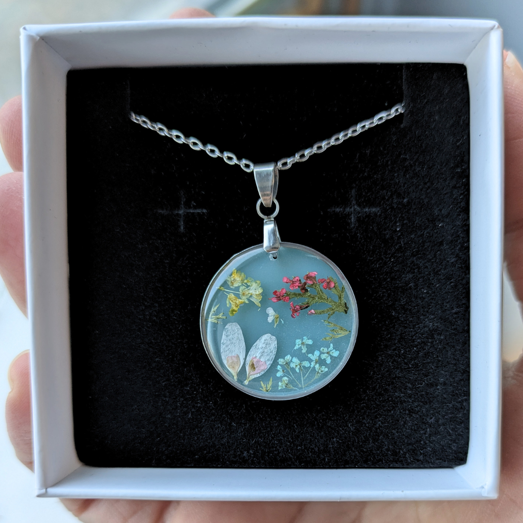 Handgefertigte Blumen-Halskette, Epoxidharz-Anhänger Rund 2,5 cm, Edelstahlkette 45 cm, hellblau
