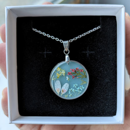 Handgefertigte Blumen-Halskette, Epoxidharz-Anhänger Rund 2,5 cm, Edelstahlkette 45 cm, hellblau