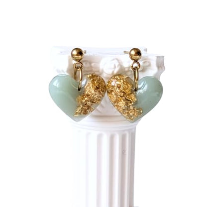 Handgefertigte Herz-Ohrringe mit Blattgold, Mintgrün- Gold, 2 cm, Edelstahl-Verschluss