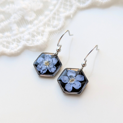 Handgefertigte Hexagon-Ohrringe mit Echten Blumen, 2,5 cm, Schwarz-Blau, Harz-Schmuck