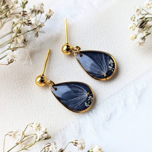 Handgefertigte Harz-Ohrringe mit Pusteblume und Trockenblumen, 2,2 cm, Hypoallergener Edelstahl, Navyblau - Gold und Silber