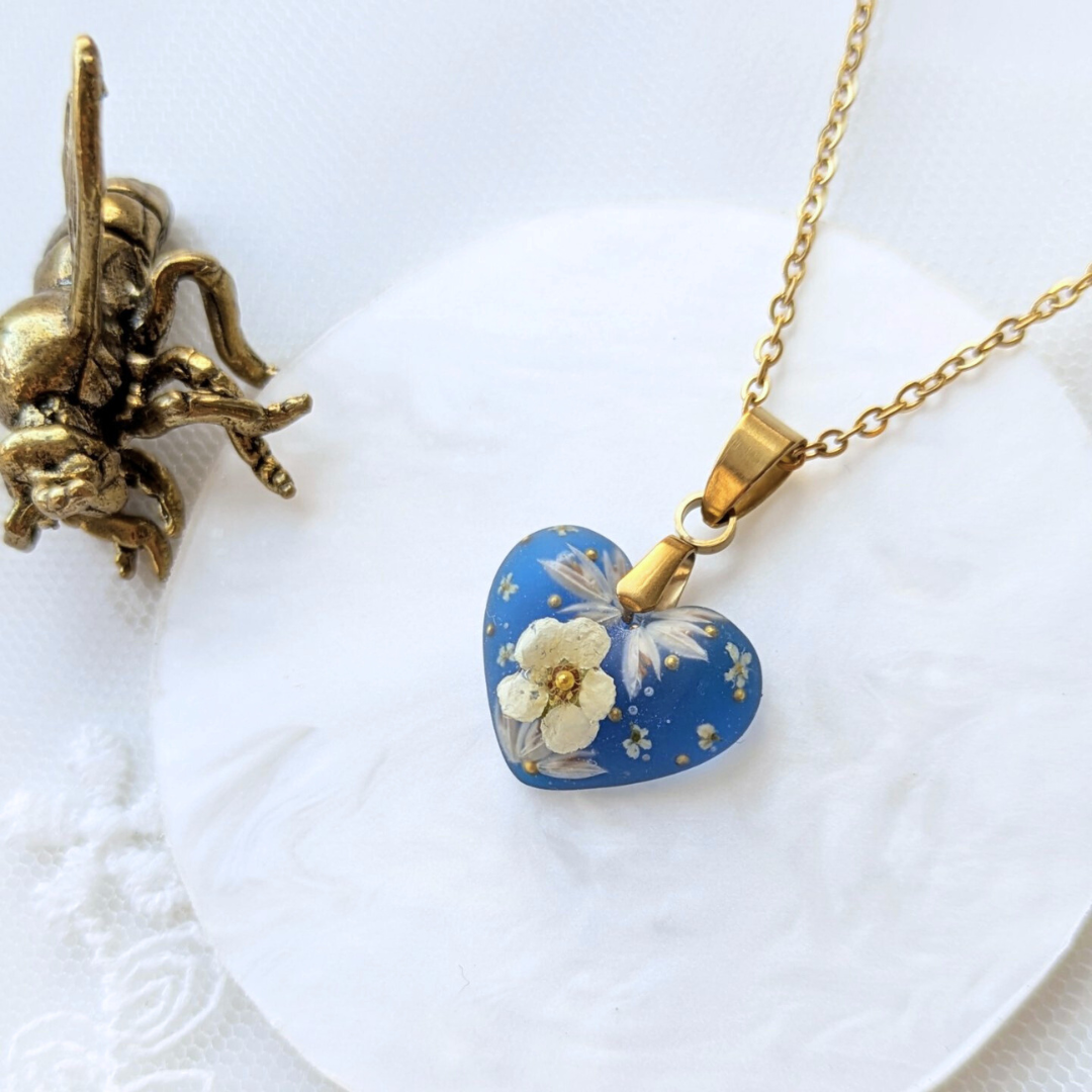 Handgefertigte Herz-Halskette mit echten Blüten, 1,7 cm Anhänger, 45 cm Edelstahlkette, Blau