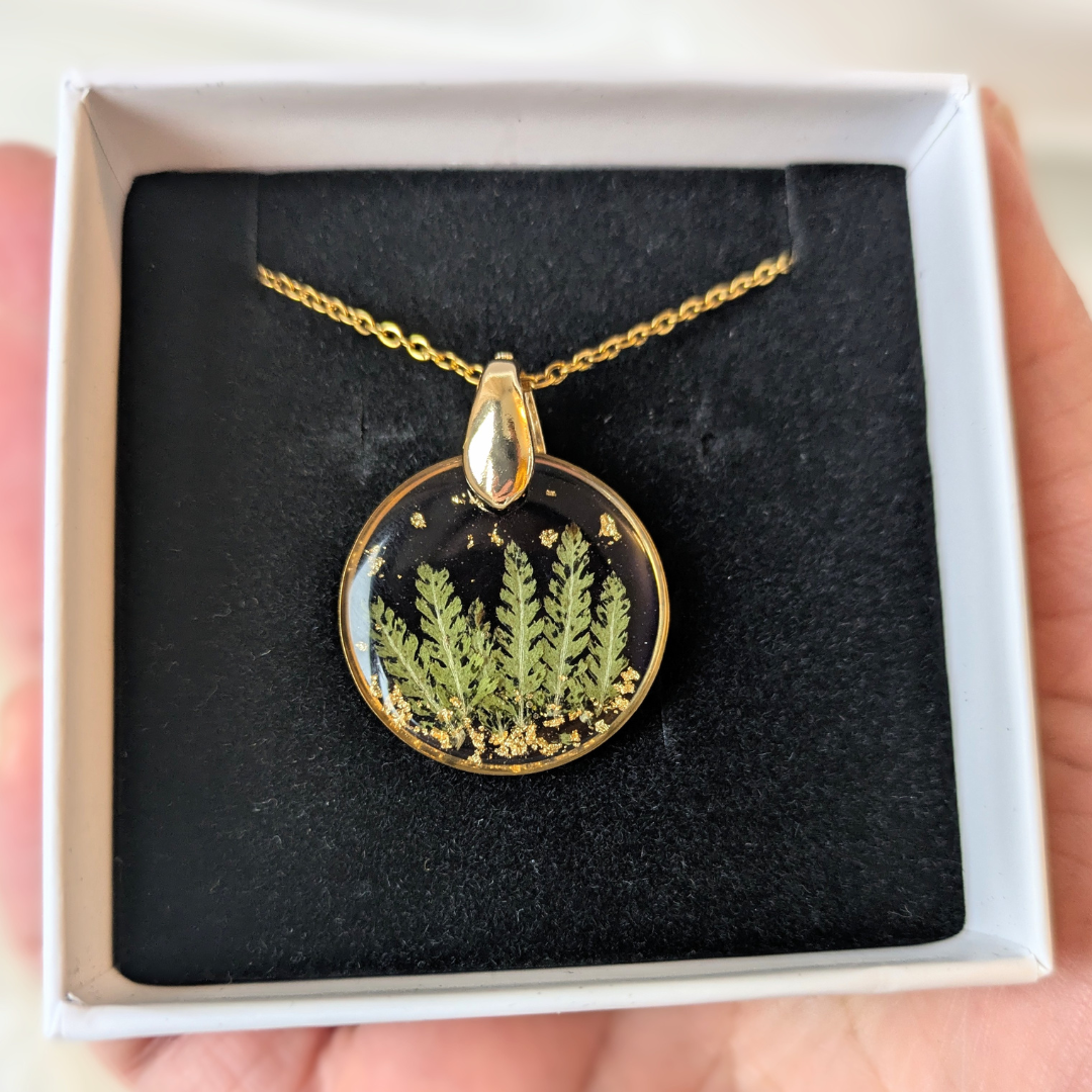 Handgefertigte Naturblatt-Halskette, 45 cm Edelstahlkette, 2,5 cm Runder Epoxidharz-Anhänger mit Blattgold, Marineblau