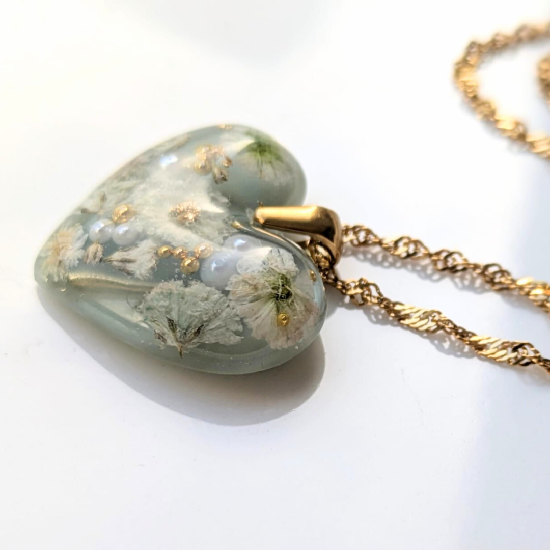 Handgefertigte Herz-Halskette mit Trockenblumen, Hellgrün, Edelstahl, 2,5 cm Anhänger, 45 cm Kette, Perlen und Blattgold Verzierung, Romantischer Schmuck