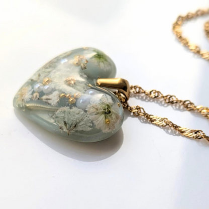 Handgefertigte Herz-Halskette mit Trockenblumen, Hellgrün, Edelstahl, 2,5 cm Anhänger, 45 cm Kette, Perlen und Blattgold Verzierung, Romantischer Schmuck