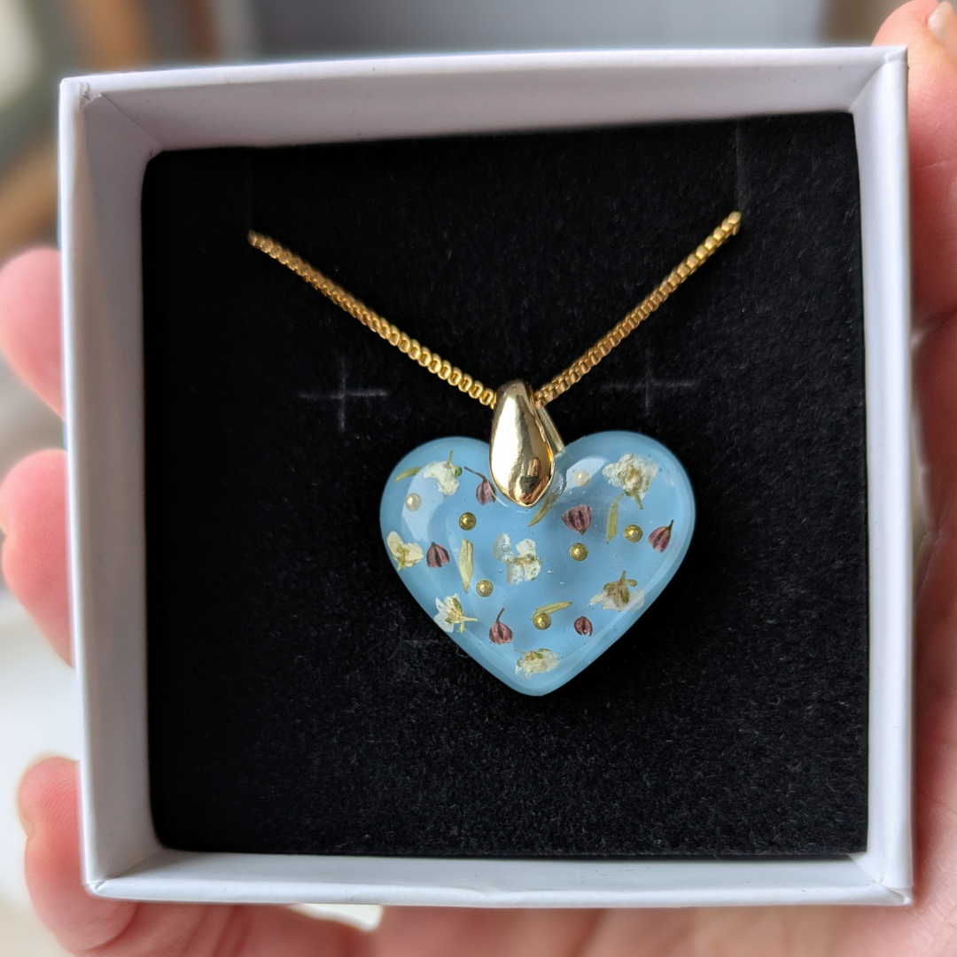 Handgefertigte Herz-Halskette mit echten Blumen, 2,5 cm Anhänger, 45 cm Kette, Blau