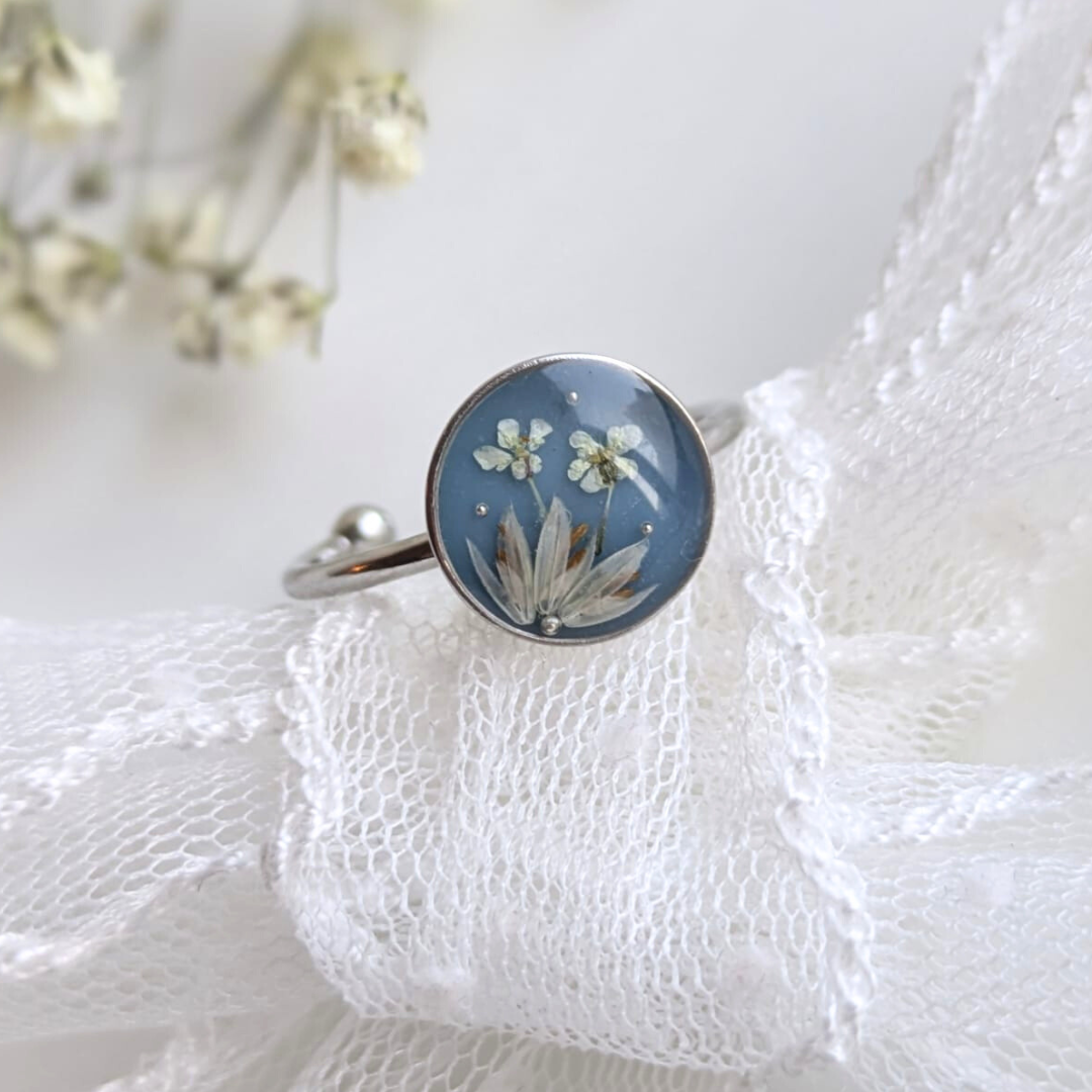 Handgefertigter Ring mit echten Blumen – Verstellbarer Edelstahlring mit Harz, 1 cm, Blau mit weißen Blüten – Gold oder Silber mit passenden Perlen