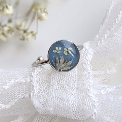 Handgefertigter Ring mit echten Blumen – Verstellbarer Edelstahlring mit Harz, 1 cm, Blau mit weißen Blüten – Gold oder Silber mit passenden Perlen