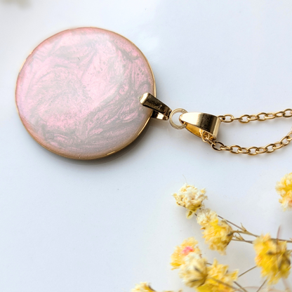 Handgefertigte Halskette mit Trockenblumen, 2,5 cm Epoxidharz-Anhänger, Mintgrün mit Gelben Blüten, 45 cm Edelstahl Goldkette
