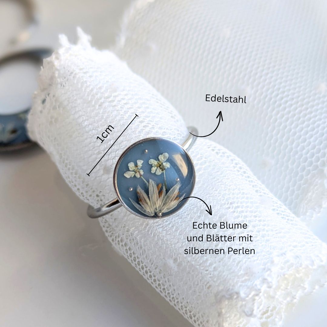 Handgefertigter Ring mit echten Blumen – Verstellbarer Edelstahlring mit Harz, 1 cm, Blau mit weißen Blüten – Gold oder Silber mit passenden Perlen