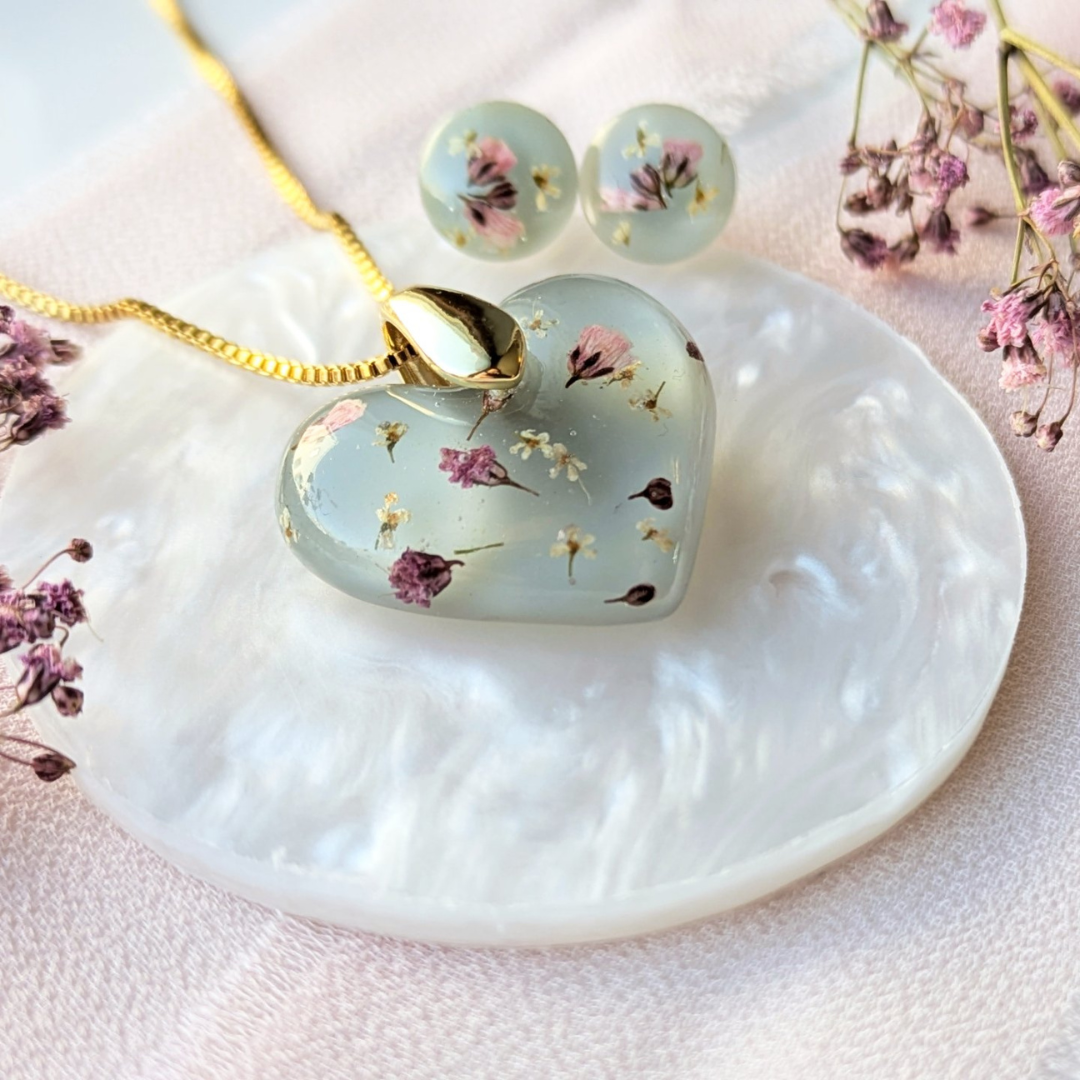 Handgefertigte Blumen-Herz Halskette, 2,5 cm Resin-Anhänger, 45 cm Kette, Mintgrün mit Echten Trockenblumen