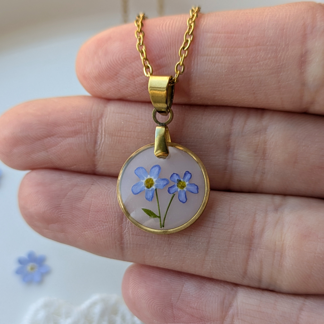 Vergissmeinnicht Halskette mit echten Blumen – Handgemachter Anhänger aus Harz – Edelstahlkette (45+5 cm) – Zartes Geschenk für Frauen