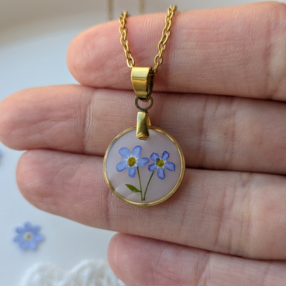 Vergissmeinnicht Halskette mit echten Blumen – Handgemachter Anhänger aus Harz – Edelstahlkette (45+5 cm) – Zartes Geschenk für Frauen