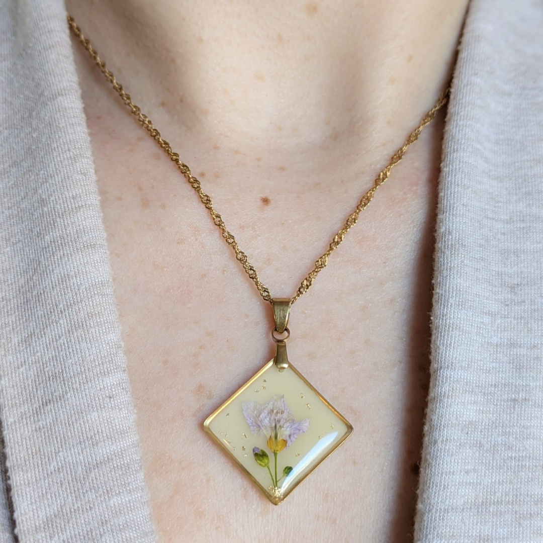 Elegantes Schmuckset mit echten Blüten – Halskette & Ohrstecker, handgefertigt