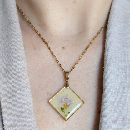 Elegantes Schmuckset mit echten Blüten – Halskette & Ohrstecker, handgefertigt