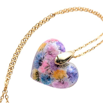 Handgefertigte Resin-Herz Halskette mit echten Trockenblumen, 2,5 cm Anhänger, 45 cm Edelstahlkette, Gold