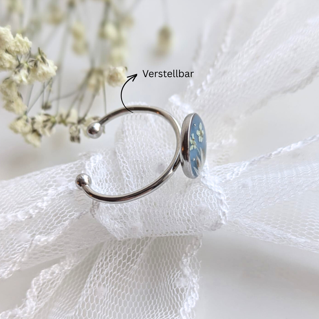 Handgefertigter Ring mit echten Blumen – Verstellbarer Edelstahlring mit Harz, 1 cm, Blau mit weißen Blüten – Gold oder Silber mit passenden Perlen