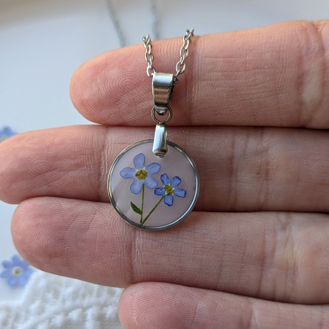 Vergissmeinnicht Halskette mit echten Blumen – Handgemachter Anhänger aus Harz – Edelstahlkette (45+5 cm) – Zartes Geschenk für Frauen