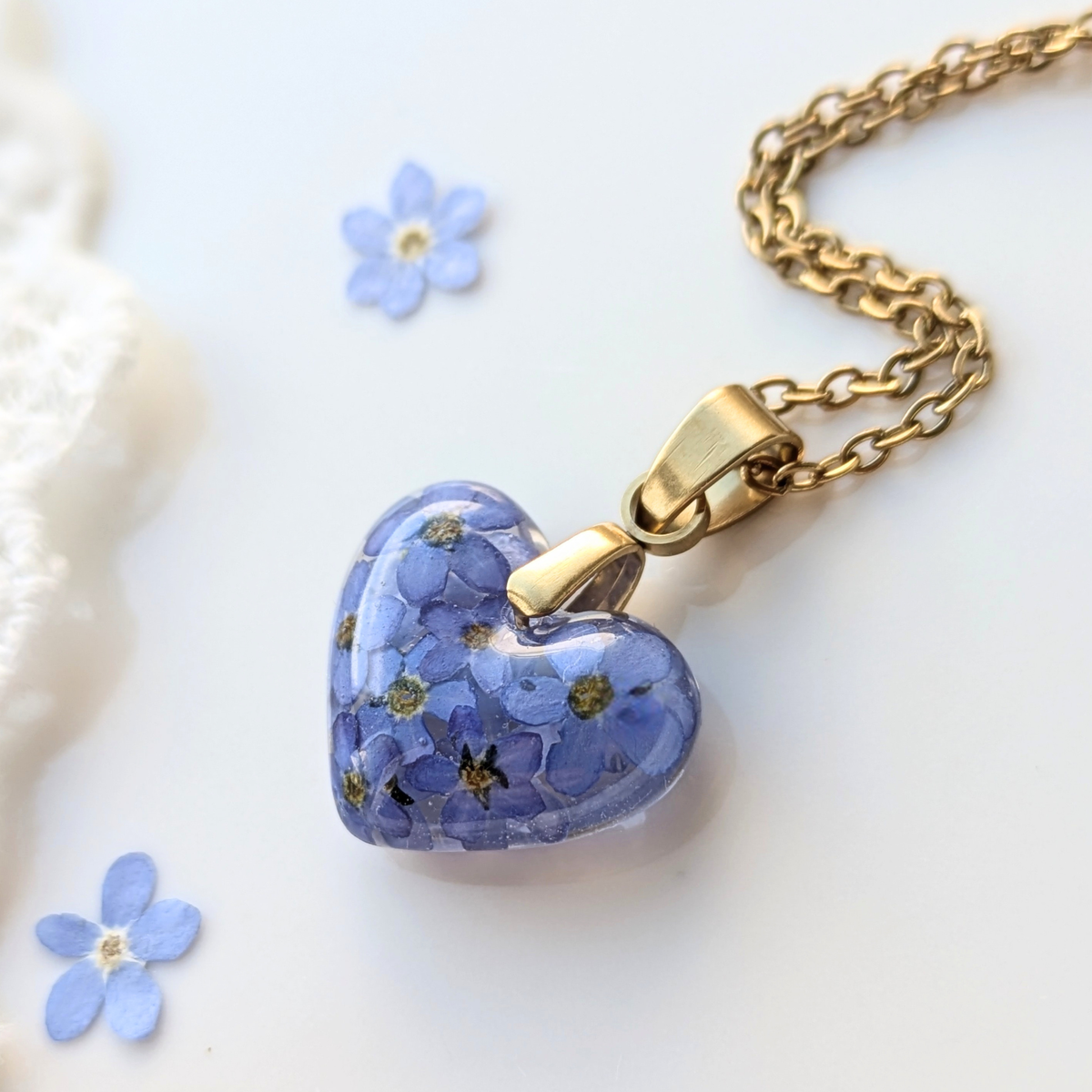 Herz-Halskette mit echten Vergissmeinnicht-Blüten – handgefertigt, zarter Schmuck in Blau