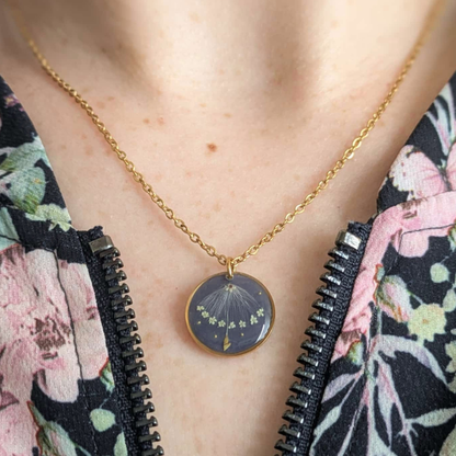 Halskette mit echter Pusteblume & Blüten – Handgemachter Schmuck aus echten Blumen, filigrane Halskette aus Edelstahl, Geschenk für Frauen