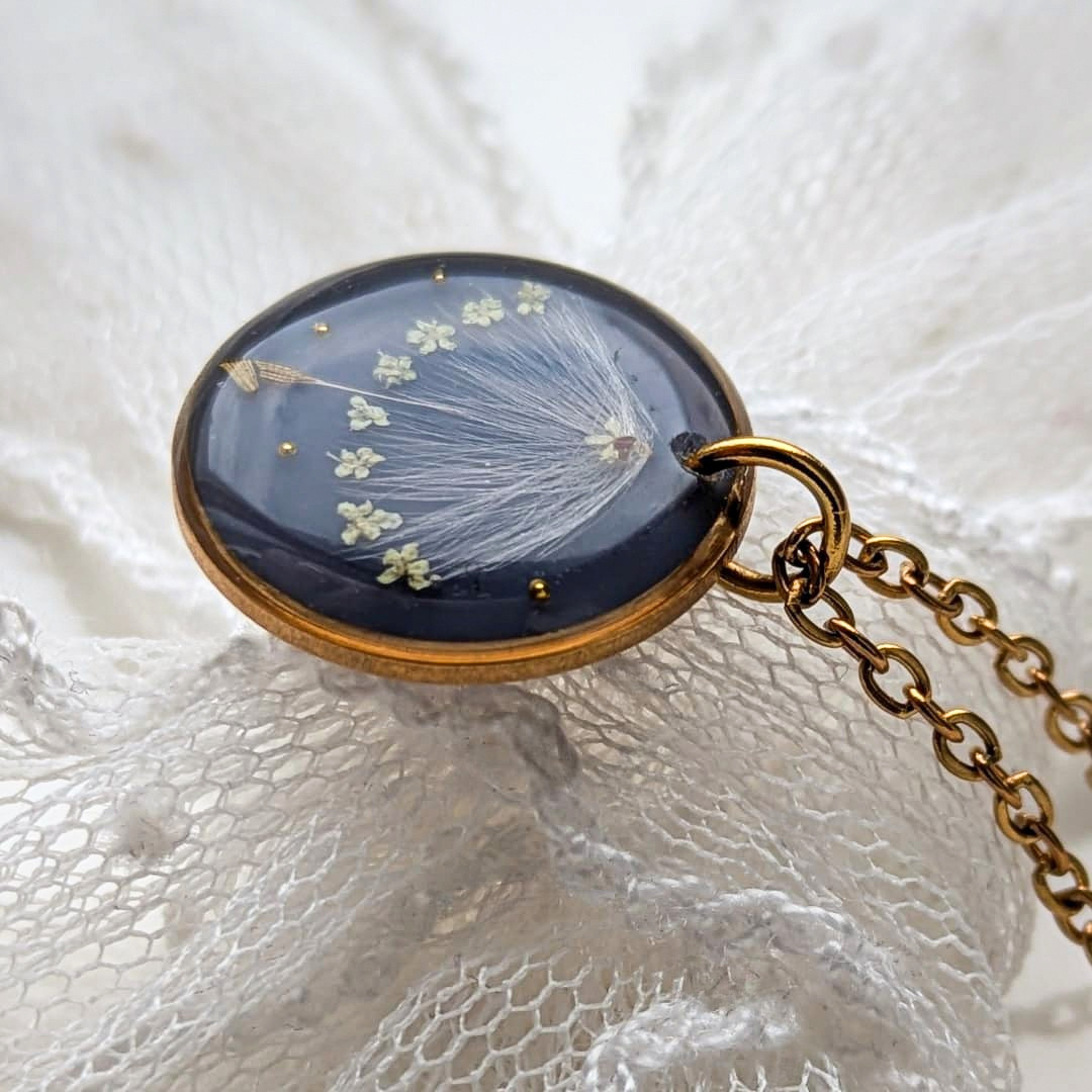 Halskette mit echter Pusteblume & Blüten – Handgemachter Schmuck aus echten Blumen, filigrane Halskette aus Edelstahl, Geschenk für Frauen
