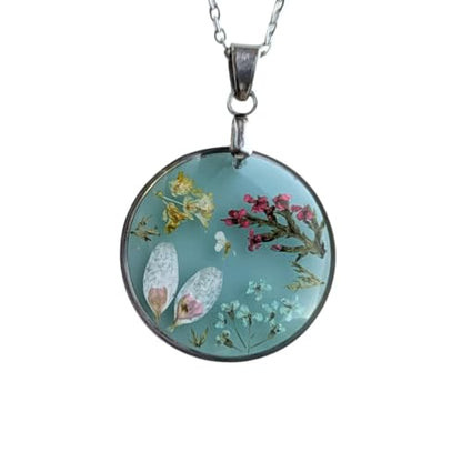 Handgefertigte Blumen-Halskette, Epoxidharz-Anhänger Rund 2,5 cm, Edelstahlkette 45 cm, hellblau