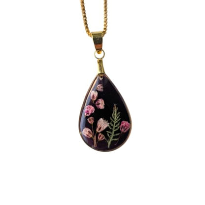 Handgefertigte Halskette mit Trockenblumen, Tropfenform-Anhänger in Epoxidharz, 45 cm Kette, Schwarz-Gold