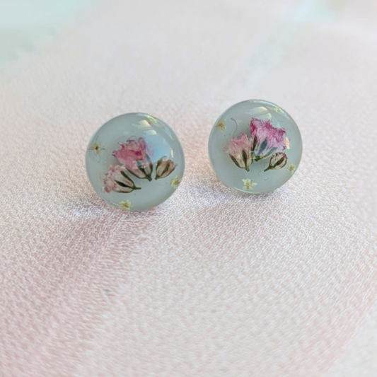 Handgefertigte Ohrstecker mit echten Blumen, 1 cm, Mintgrün, Hypoallergener Edelstahl