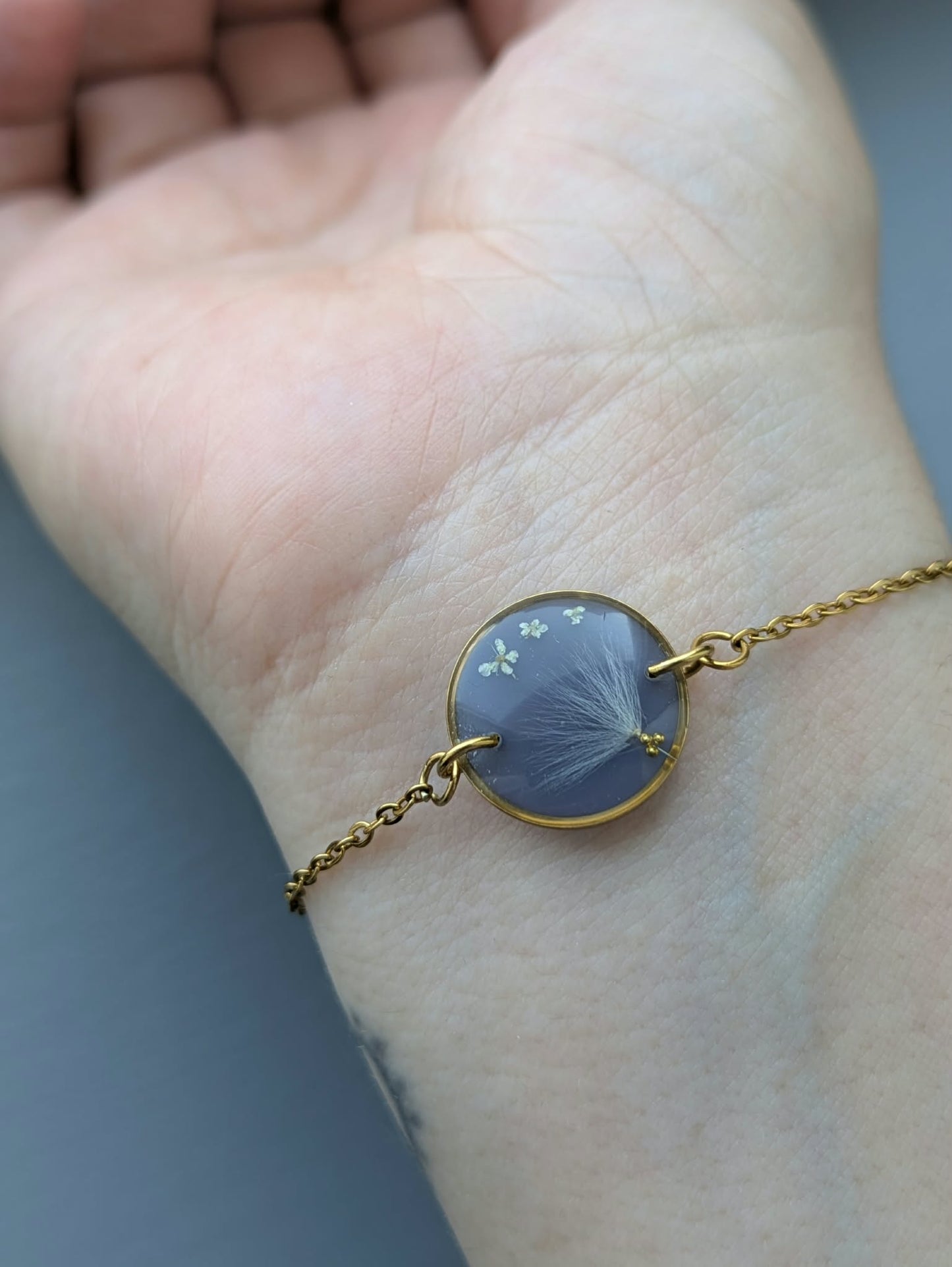 Handgefertigtes Armband mit echter Pusteblume – Edelstahl, goldfarben & tiefblau